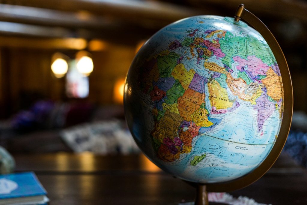 globe terrestre de bureau sur la table