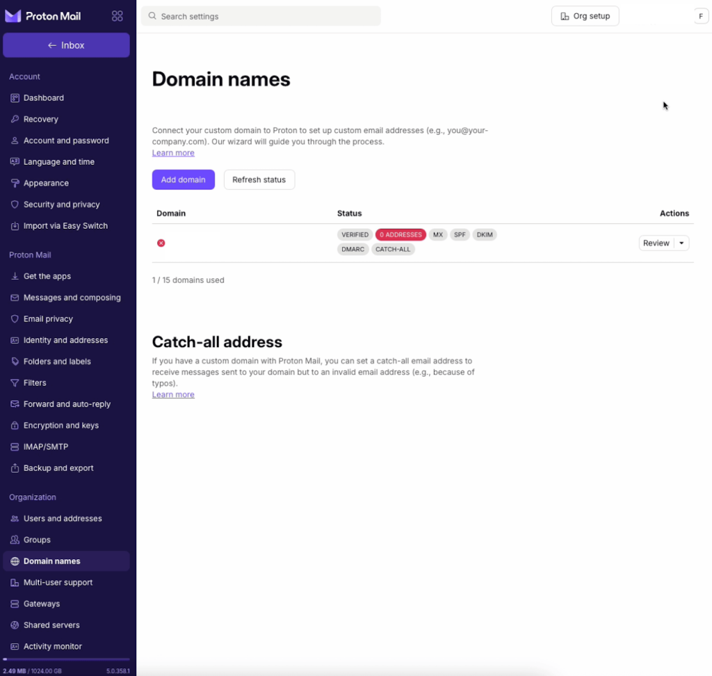 Panel de administración de nombres de dominio de Proton Mail que muestra el estado de verificación del dominio con indicadores de estado VERIFIED, MX, SPF, DKIM, DMARC y CATCH-ALL.